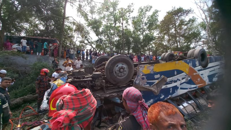 মাদারীপুরে যাত্রীবাহী বাস ও ট্রাকের সংঘর্ষে নারী নিহত, আহত ১৫